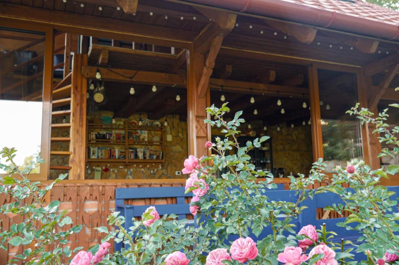 Rose Hip Hill Farm Panzió Hármaspatak Kültér fotó